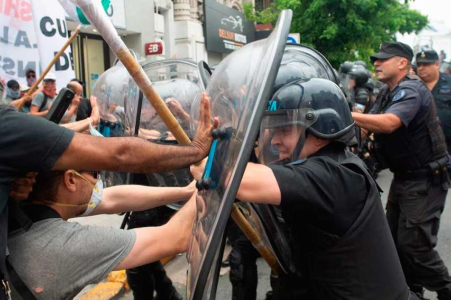 Tensión frente al Congreso por la reforma laboral incidentes y detenidos durante la protesta Tensión frente al Congreso por la reforma laboral incidentes y detenidos durante la protesta