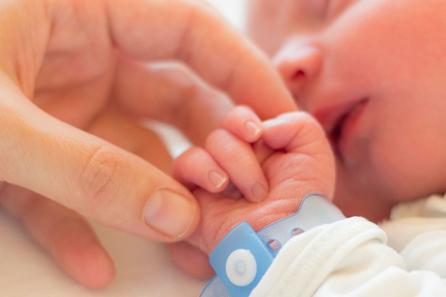 Una pareja adoptó a un bebé antes de su nacimiento y evitó que pasara por un hogar transitorio