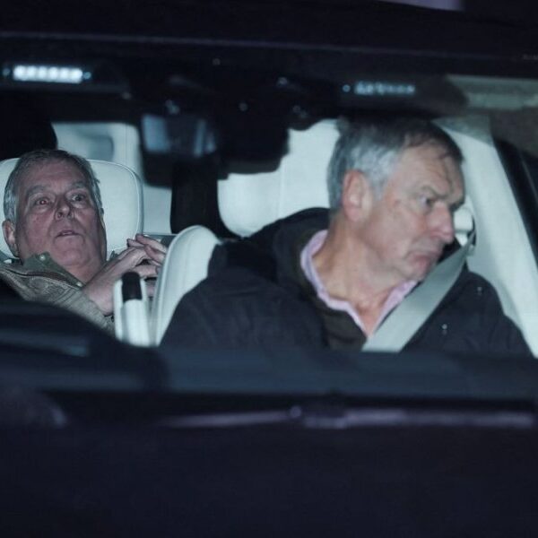 El príncipe Andrés quedó en libertad tras 11 horas detenido e investigado por su vínculo con Epstein