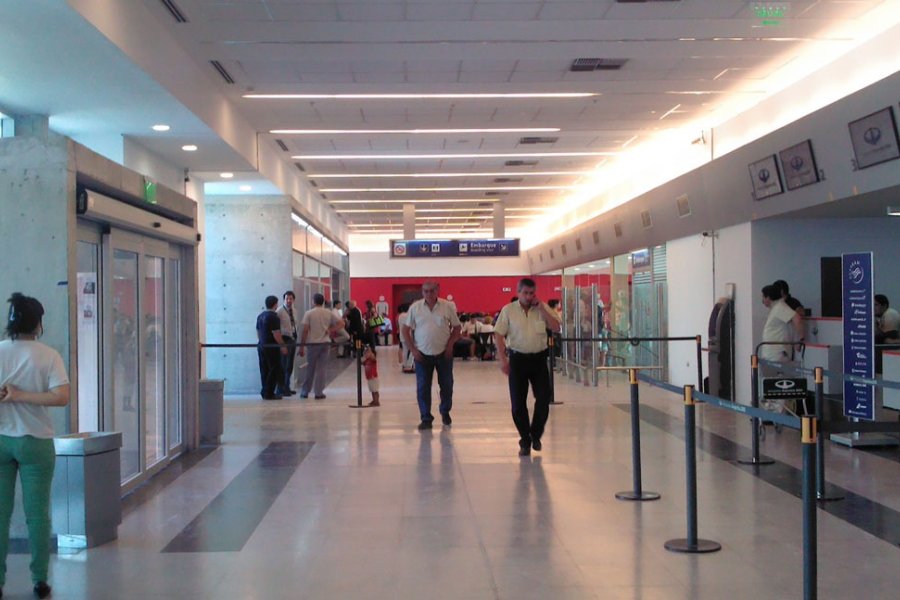 Alerta por demoras en vuelos de Santiago y Las Termas tras anuncio de paro de controladores