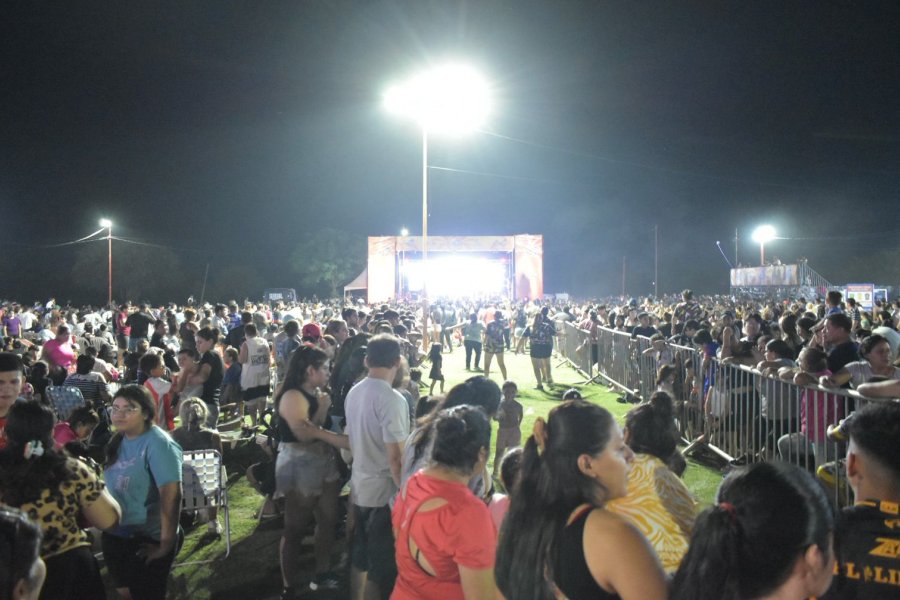 El verano se despidió con el brillo de «Santiago es tu Río» en la costanera