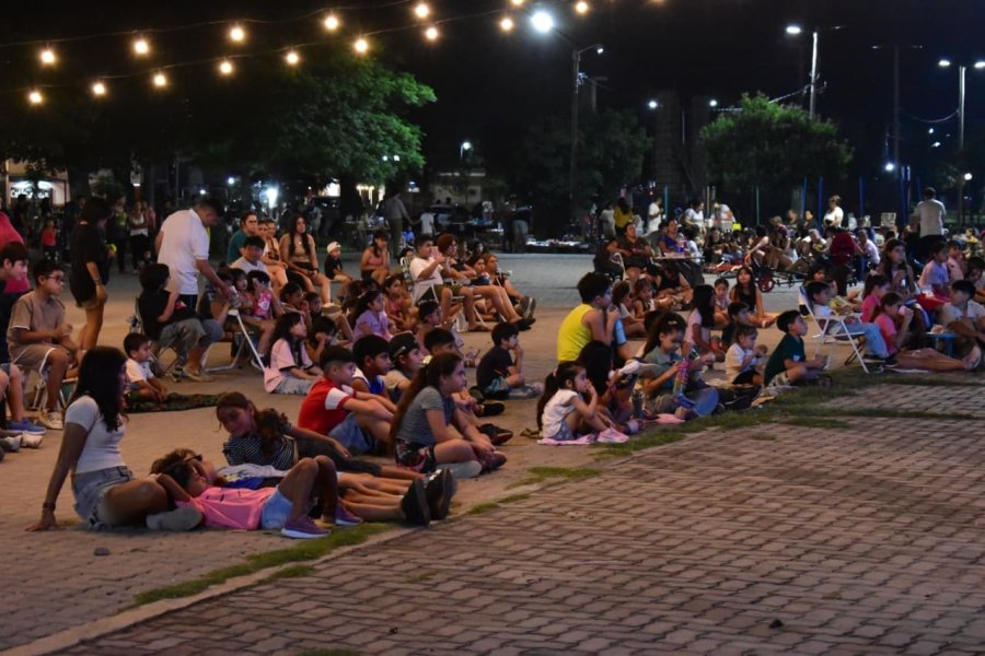 El Cine Móvil despidió el verano en el Paseo Capital del Agro de Fernández