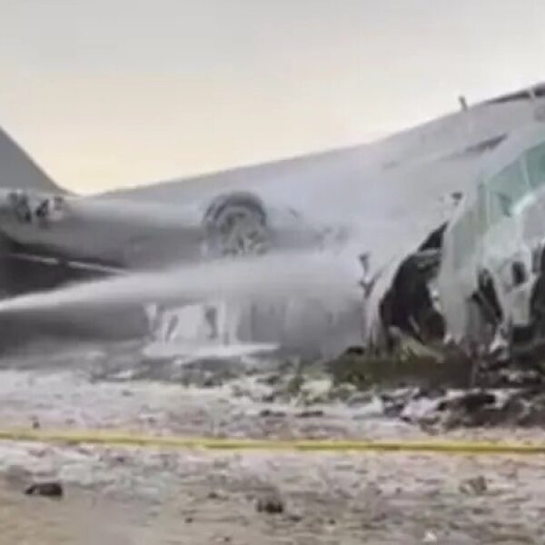 Un avión Hércules de la Fuerza Aérea Boliviana se estrelló en El Alto tras despistar en el aterrizaje