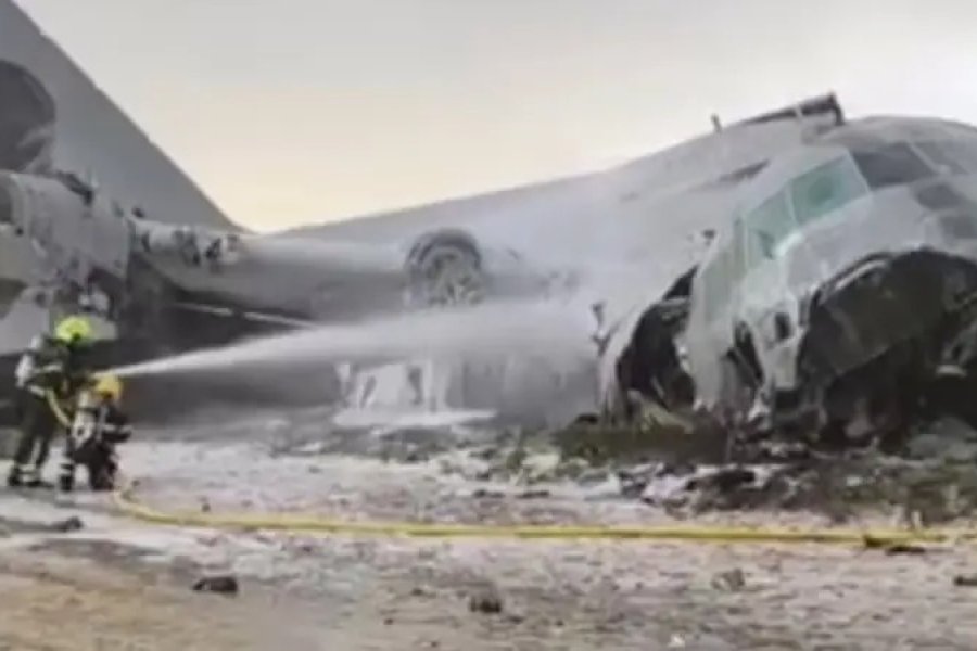 Un avión Hércules de la Fuerza Aérea Boliviana se estrelló en El Alto tras despistar en el aterrizaje