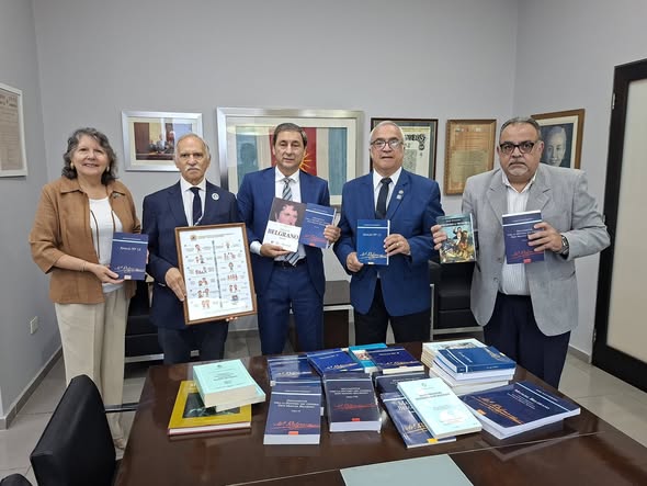 Silva Neder recibió una donación de libros e históricos materiales para la biblioteca de la Legislatura