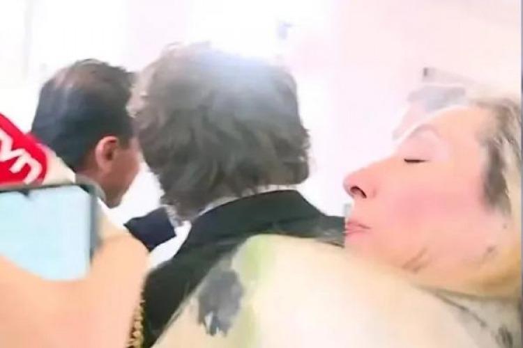 Karina Milei empujó a un periodista que intentaba acercarse al Presidente en Chile Karina Milei empujó a un periodista que intentaba acercarse al Presidente en Chile