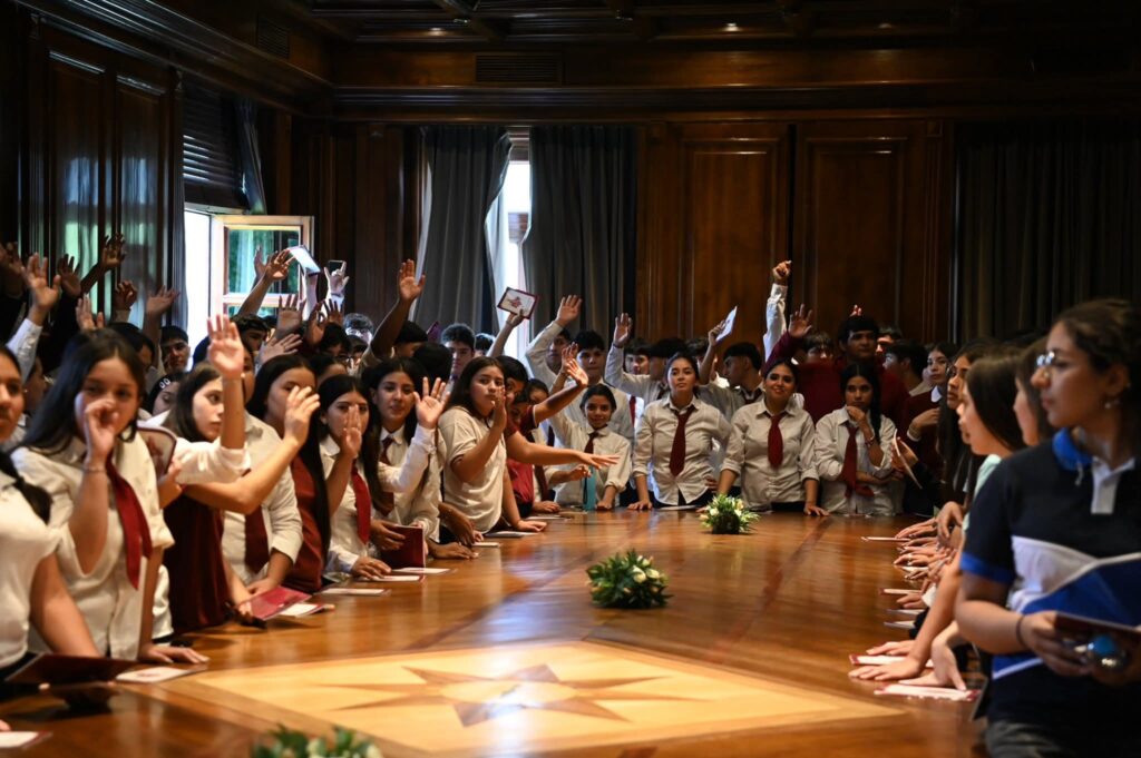 Más de 540 estudiantes secundarios de siete departamentos fueron recibidos en Casa de Gobierno
