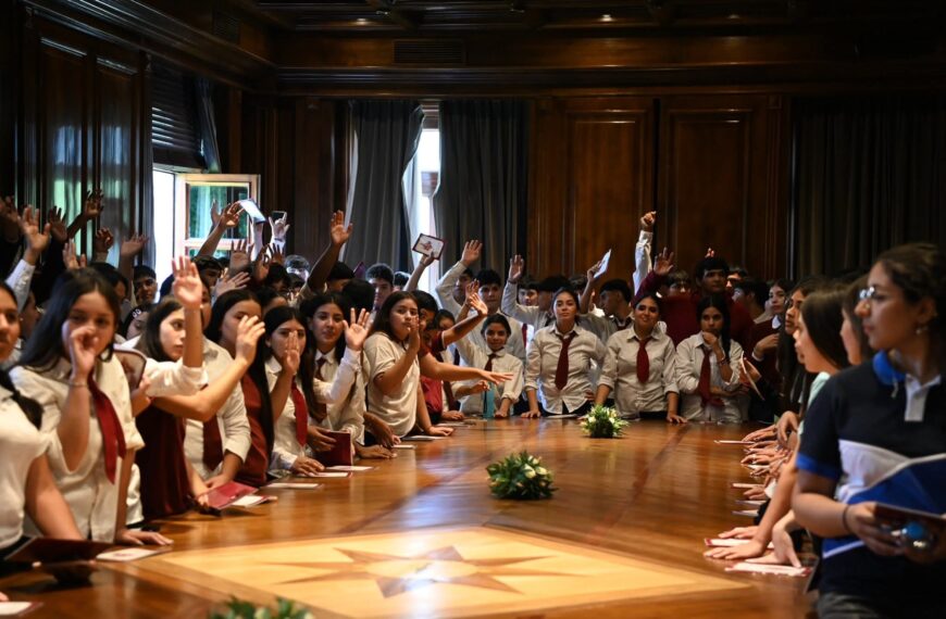 Más de 540 estudiantes secundarios de siete departamentos fueron recibidos en Casa de Gobierno