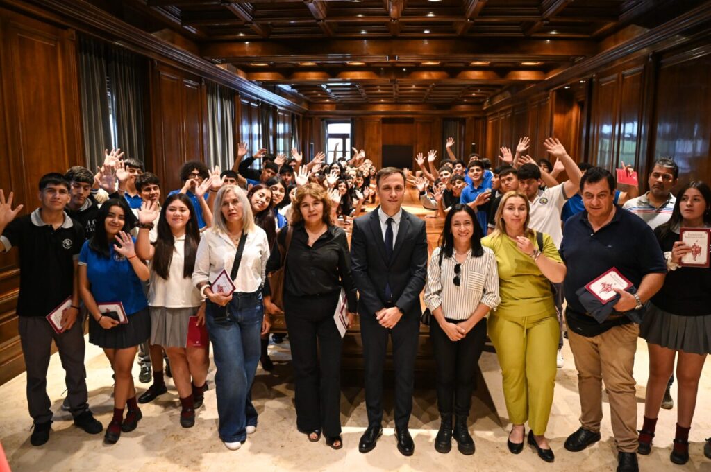 Estudiantes de Los Juríes fueron recibidos en casa de gobierno para el Jefe de Gabinete Estudiantes de Los Juríes fueron recibidos en casa de gobierno para el Jefe de Gabinete