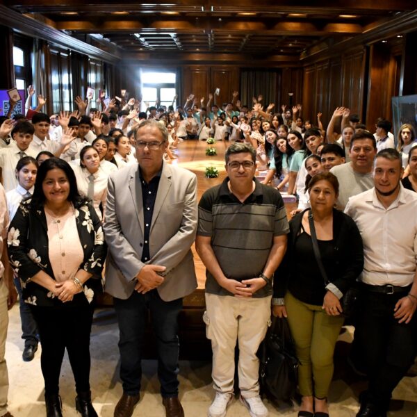 Estudiantes de Quimilí, Tacañitas, Yuchán y Colonia Alpina visitaron Casa de Gobierno