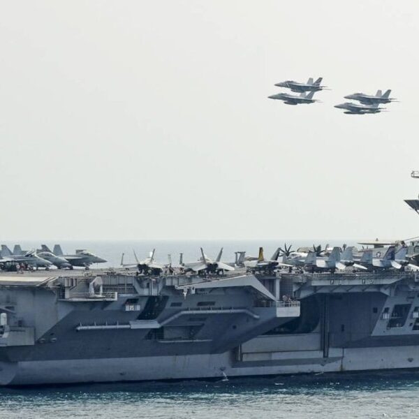 Escalada total en Medio Oriente: Irán atacó un portaviones de EE. UU. y dejó al menos nueve muertos en Israel