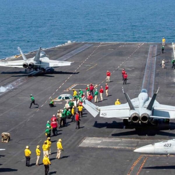 EE.UU desmiente ataque iraní: El portaaviones Abraham Lincoln sigue operativo