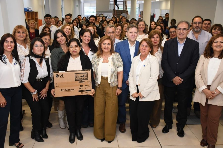 Norma Fuentes entregó equipamiento tecnológico para modernizar la educación municipal