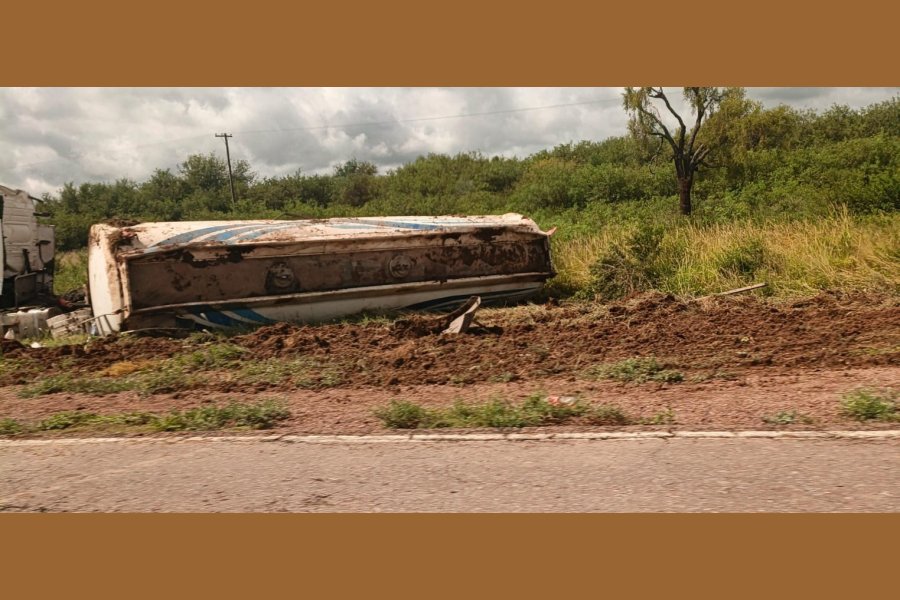 Vuelco de un camión cisterna en la Ruta 34: Operativo de seguridad entre Garza y Lugones