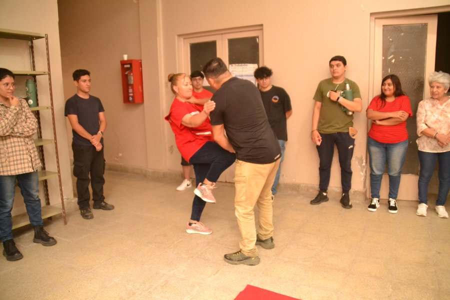 Capacitación y prevención: Exitoso taller de defensa personal para mujeres en la Cruz Roja