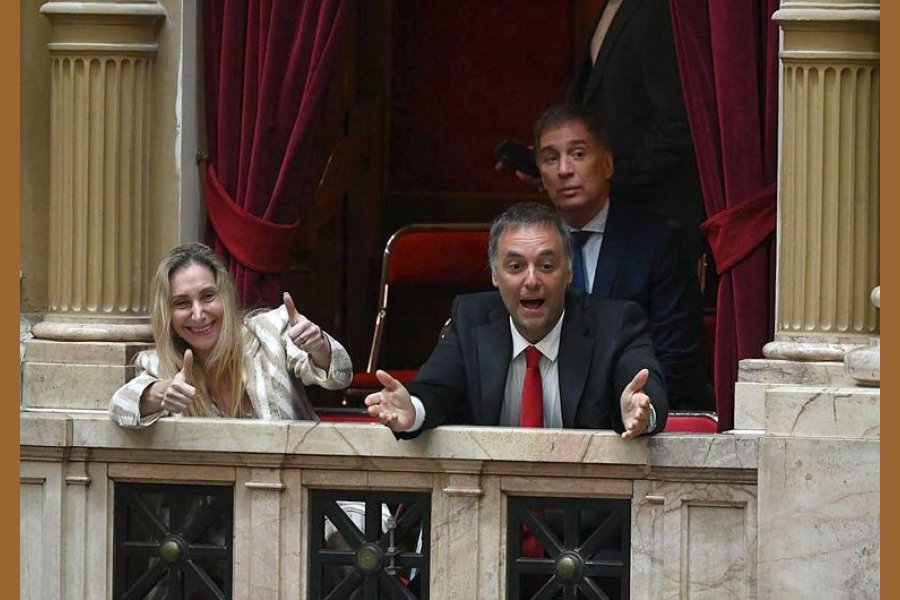 Contradicciones en red: Reflotan tuit de Adorni tras la polémica por el viaje de su esposa