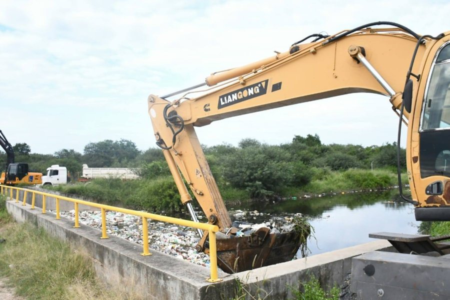 Frente a la crecida, la Capital despeja el Desagüe Principal Sur para garantizar el drenaje