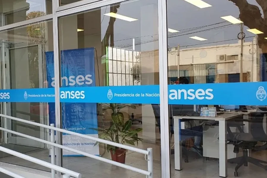 El Gobierno impulsa un plan de retiros voluntarios para reducir personal en ANSES El Gobierno impulsa un plan de retiros voluntarios para reducir personal en ANSES