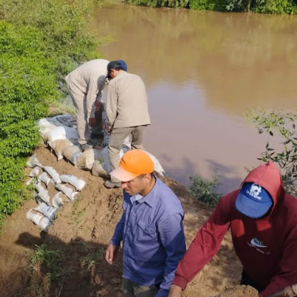 Salavina se organiza y convoca a vecinos para reforzar defensas ante la crecida
