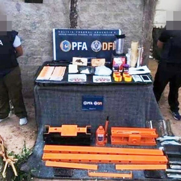 Desbaratan red narco en Santiago: Secuestran cocaína y una prensa para fabricar “ladrillos”