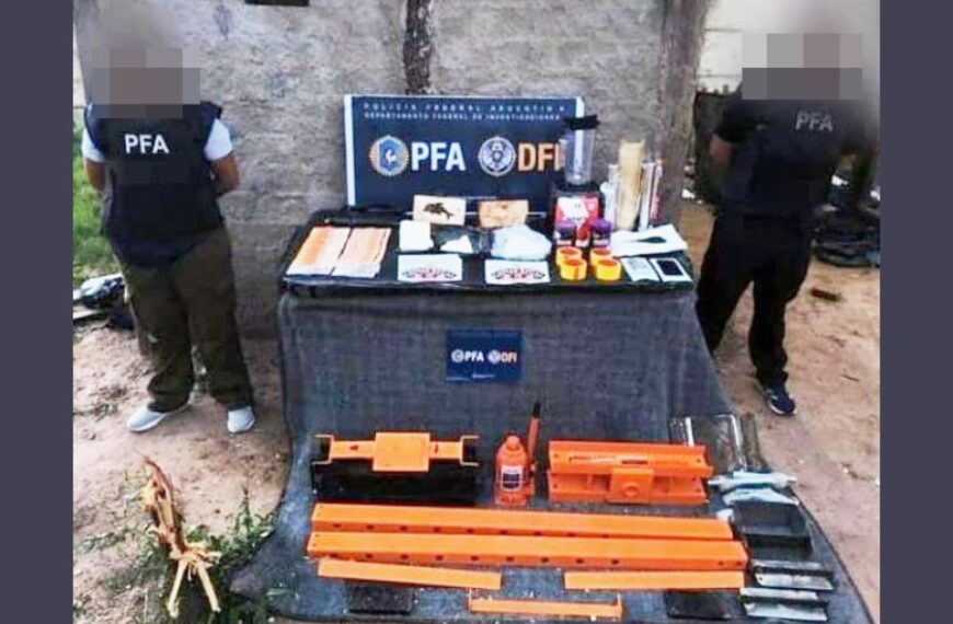 Desbaratan red narco en Santiago: Secuestran cocaína y una prensa para fabricar “ladrillos”