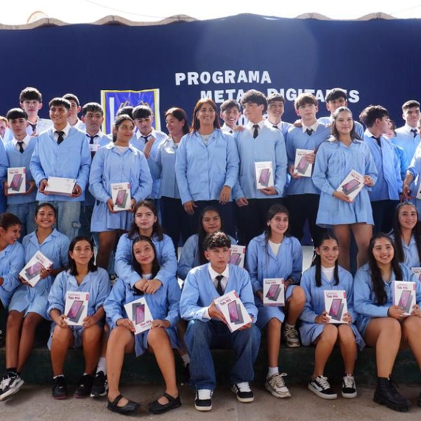 Estudiantes de Pinto recibieron tablets para fortalecer su formación educativa
