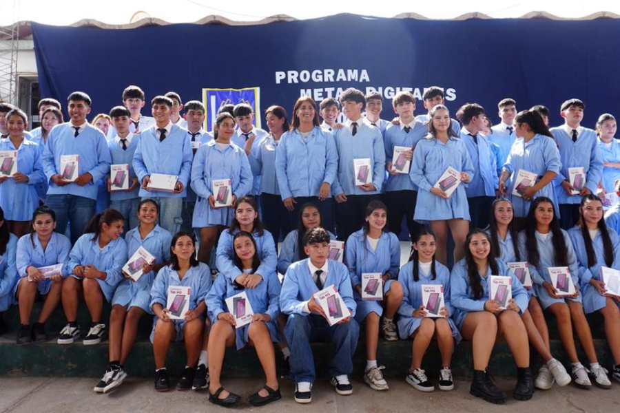 Estudiantes de Pinto recibieron tablets para fortalecer su formación educativa