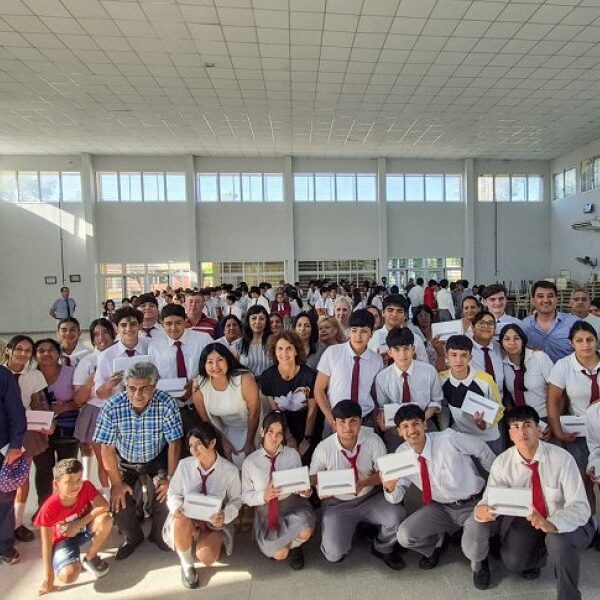 Las Termas entregó tablets a estudiantes para impulsar la educación digital