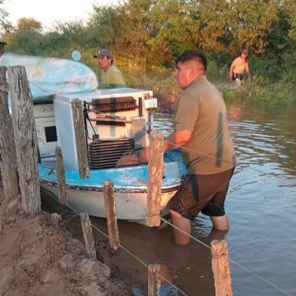 Solidaridad en acción: Vecinos de Villa Mailín asistieron a parajes aislados por la crecida