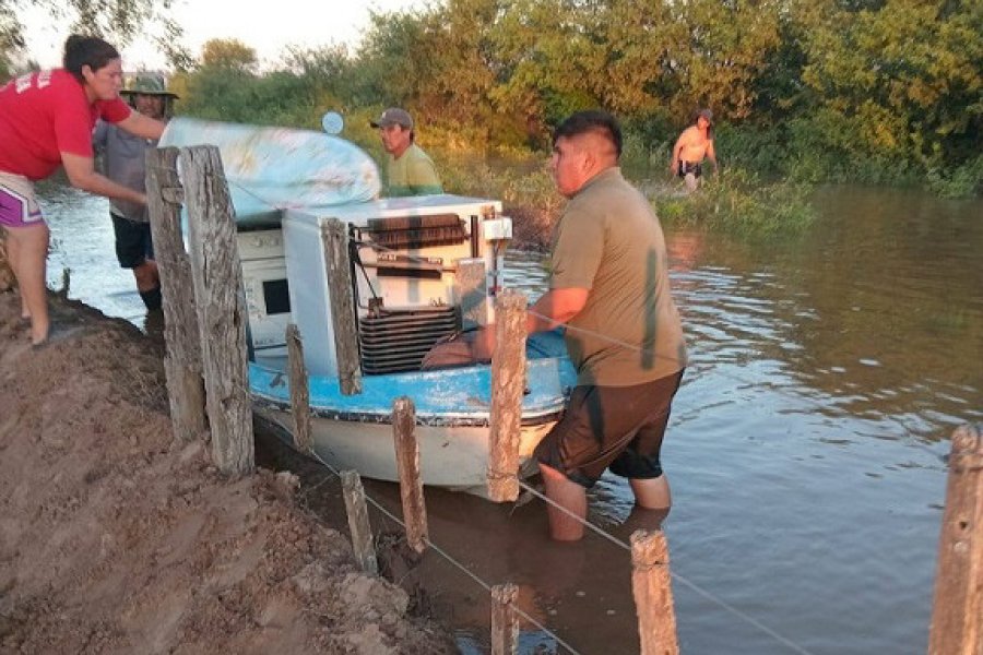 Solidaridad en acción: Vecinos de Villa Mailín asistieron a parajes aislados por la crecida Solidaridad en acción: Vecinos de Villa Mailín asistieron a parajes aislados por la crecida