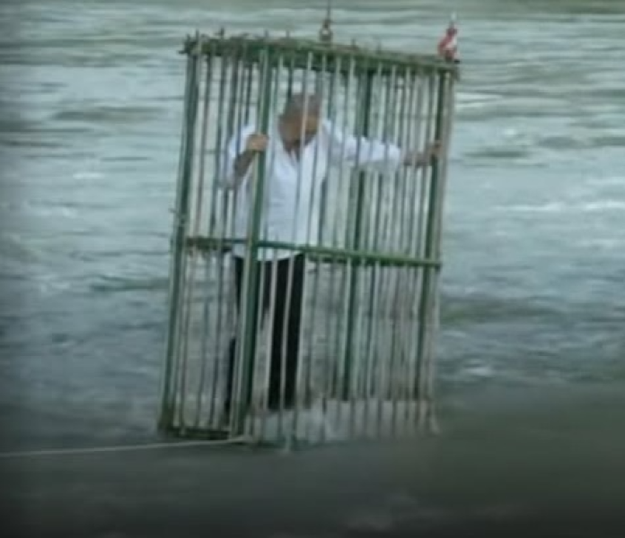 En Italia, una tradición satírica “juzga” y arroja al río a políticos cuestionados En Italia, una tradición satírica “juzga” y arroja al río a políticos cuestionados