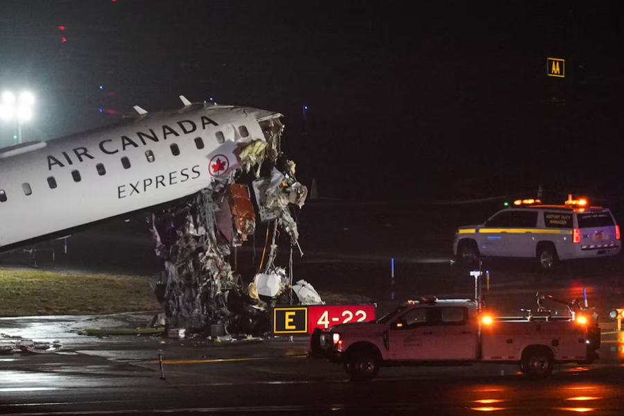 Tragedia en Nueva York: Avión chocó con un camión de bomberos en LaGuardia y dejó al menos dos muertos