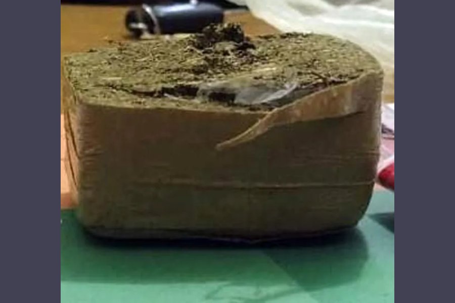 Derraparon en moto, uno huyó y arrojó más de medio kilo de marihuana