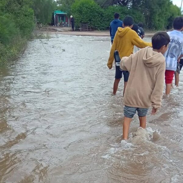Crece la preocupación en Mailín por el avance del agua y la reactivación de un cauce histórico
