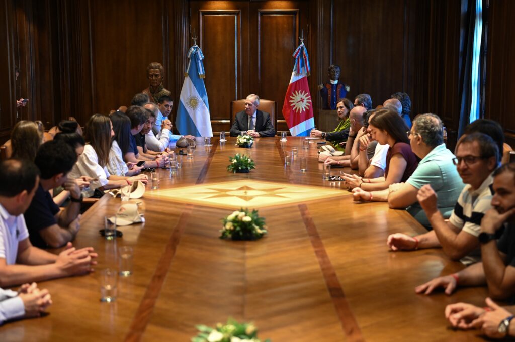 El Gobernador recibió en Casa de Gobierno a los más prestigiosos cirujanos de la Argentina