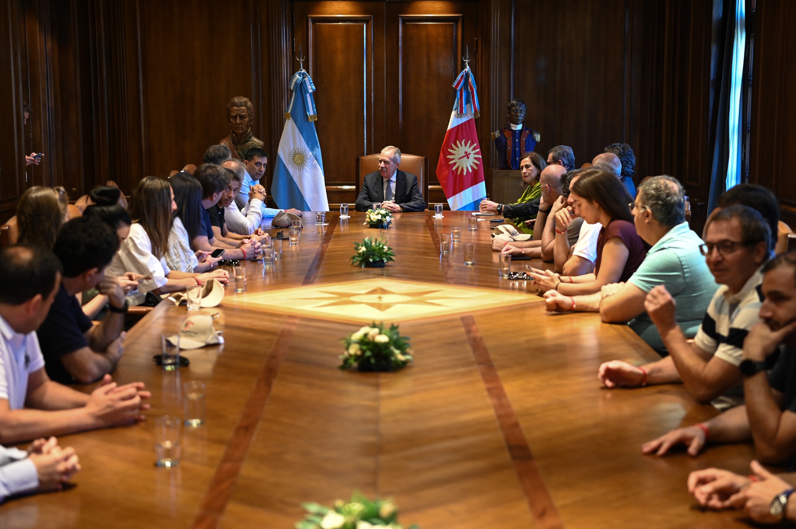 El Gobernador recibió en Casa de Gobierno a los más prestigiosos cirujanos de la Argentina