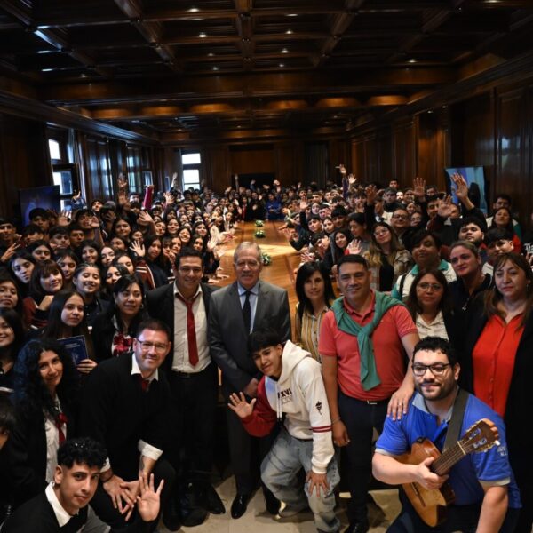 Estudiantes de nueve departamentos fueron recibidos por el gobernador en Casa de Gobierno