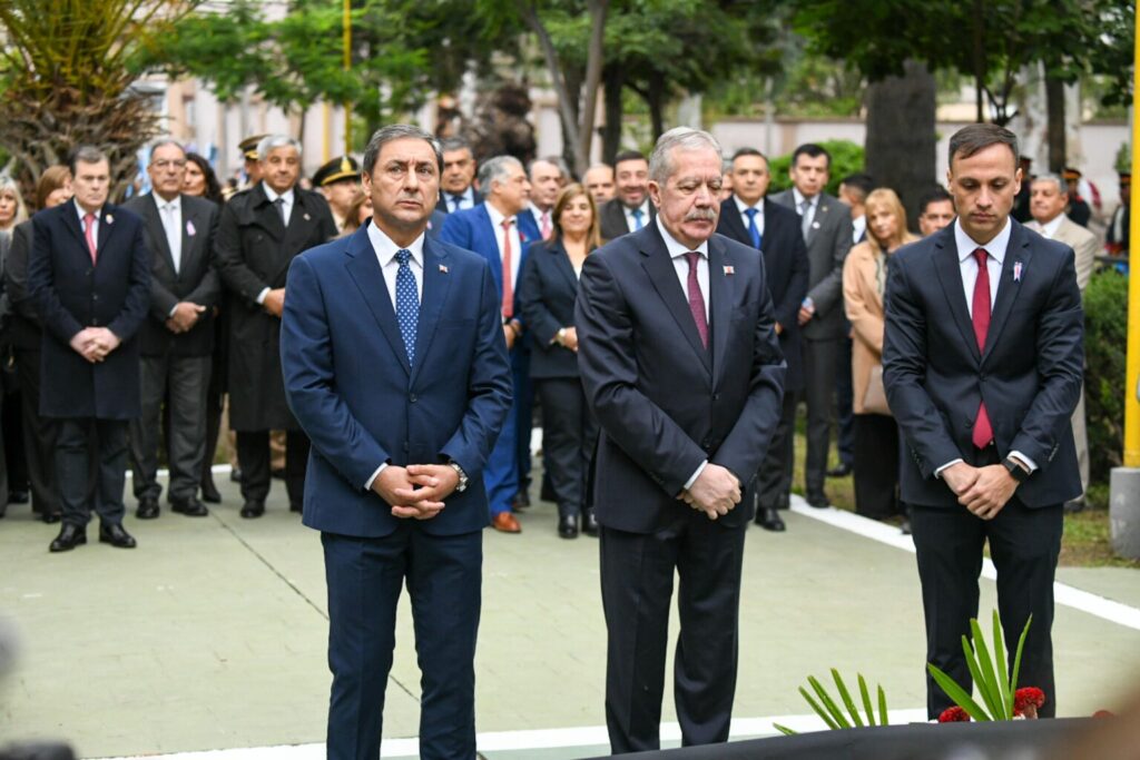 El gobernador Elías Suárez presidió el acto por el 206° Aniversario de la Autonomía Provincial
