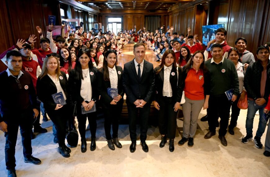 Estudiantes de Loreto y Añatuya visitaron Casa de Gobierno