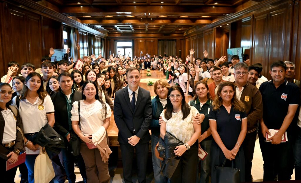 Estudiantes de Alberdi, Ibarra, Moreno y Guasayán visitaron Casa de Gobierno Estudiantes de Alberdi, Ibarra, Moreno y Guasayán visitaron Casa de Gobierno