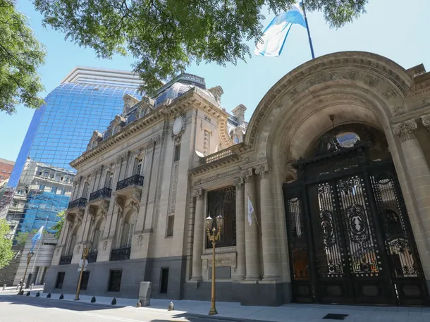 Argentina expulsa a diplomático iraní y escala la tensión bilateral