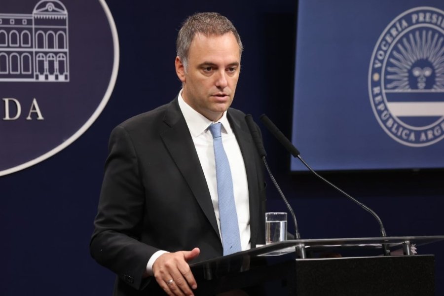 Investigan el patrimonio de Adorni y crece la polémica por visitas a Casa Rosada