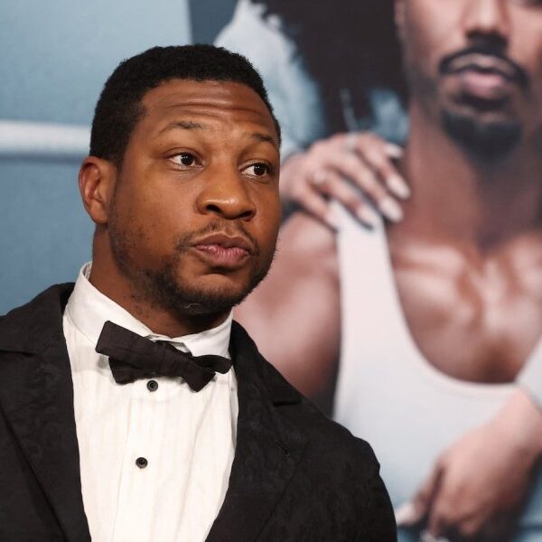 Susto en pleno rodaje: Jonathan Majors cayó desde una ventana durante una escena de acción