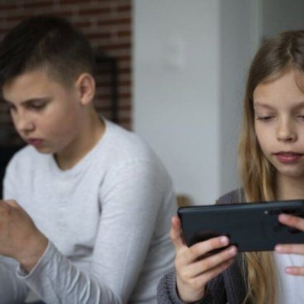 Grecia prohibirá el uso de redes sociales a menores de 15 años desde 2027