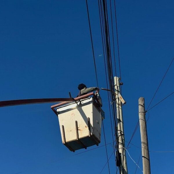 Monte Quemado avanza con la instalación de iluminación LED sobre calle Mitre