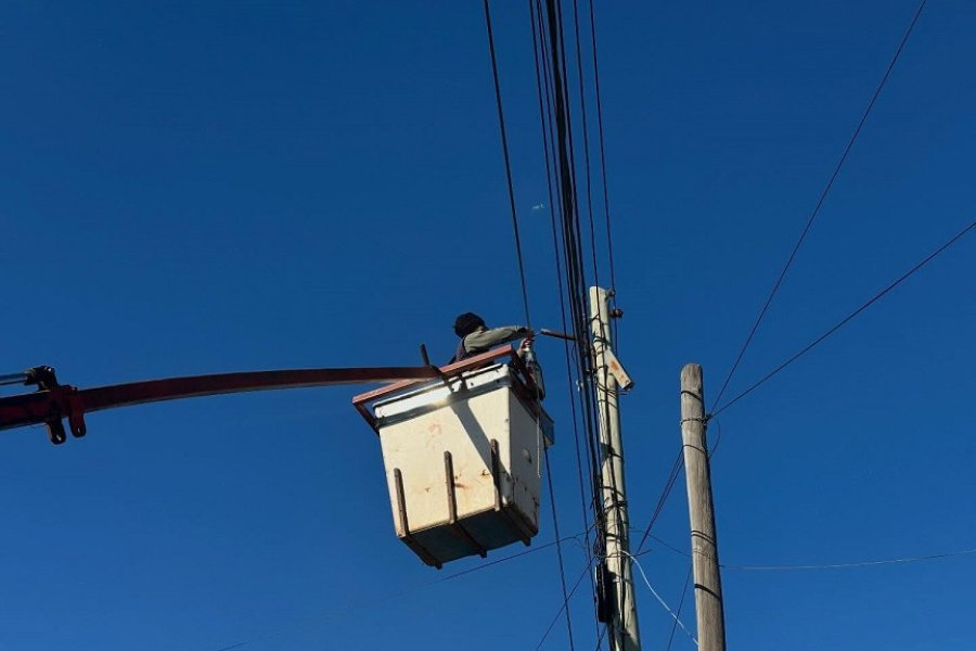 Monte Quemado avanza con la instalación de iluminación LED sobre calle Mitre