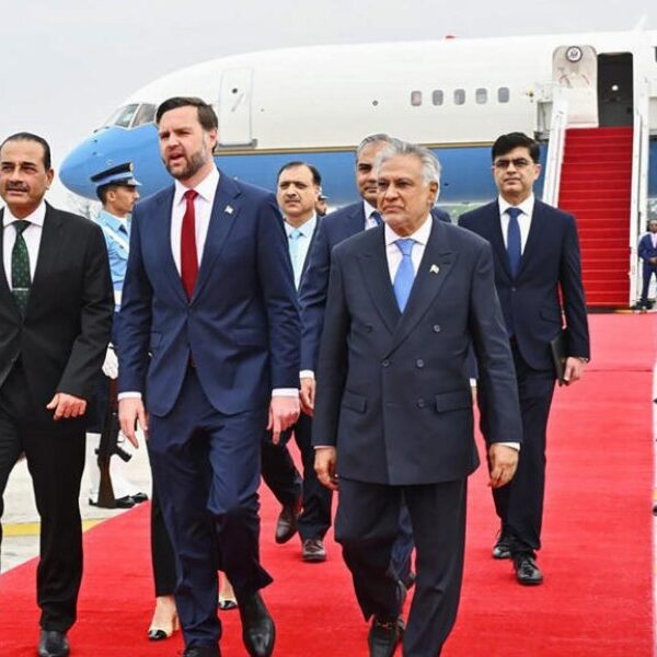 Clima “cordial” y cruce de textos: Así avanza el histórico diálogo entre Estados Unidos e Irán