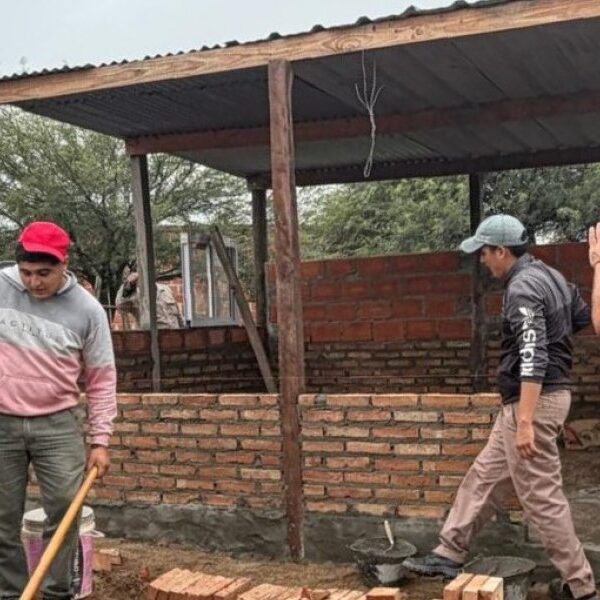 Villa Atamisqui impulsa obras habitacionales y recibe asistencia para damnificados