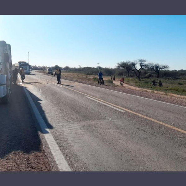 Violento vuelco de un camión con carne en la Ruta 34 durante el traslado de Beltrán a Rosario