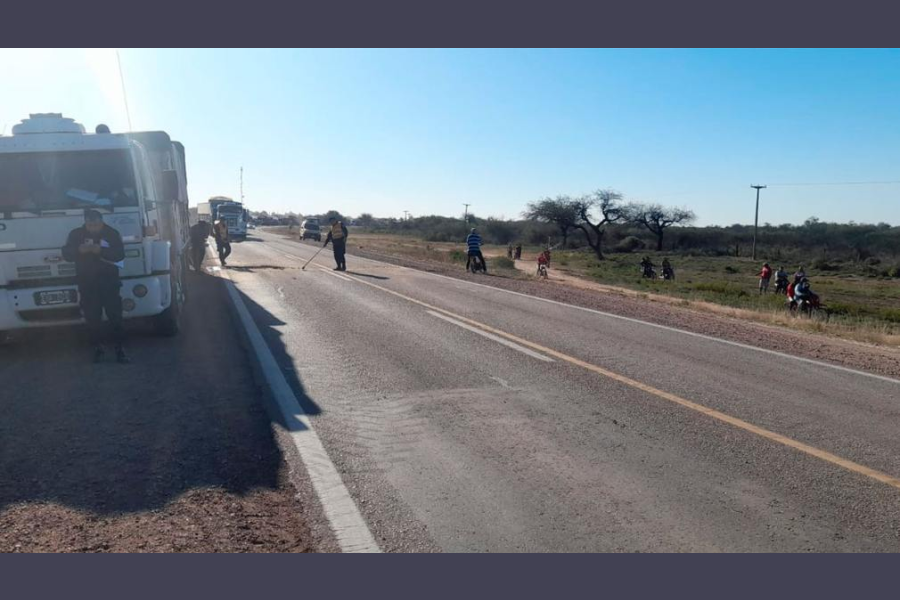 Violento vuelco de un camión con carne en la Ruta 34 durante el traslado de Beltrán a Rosario Violento vuelco de un camión con carne en la Ruta 34 durante el traslado de Beltrán a Rosario